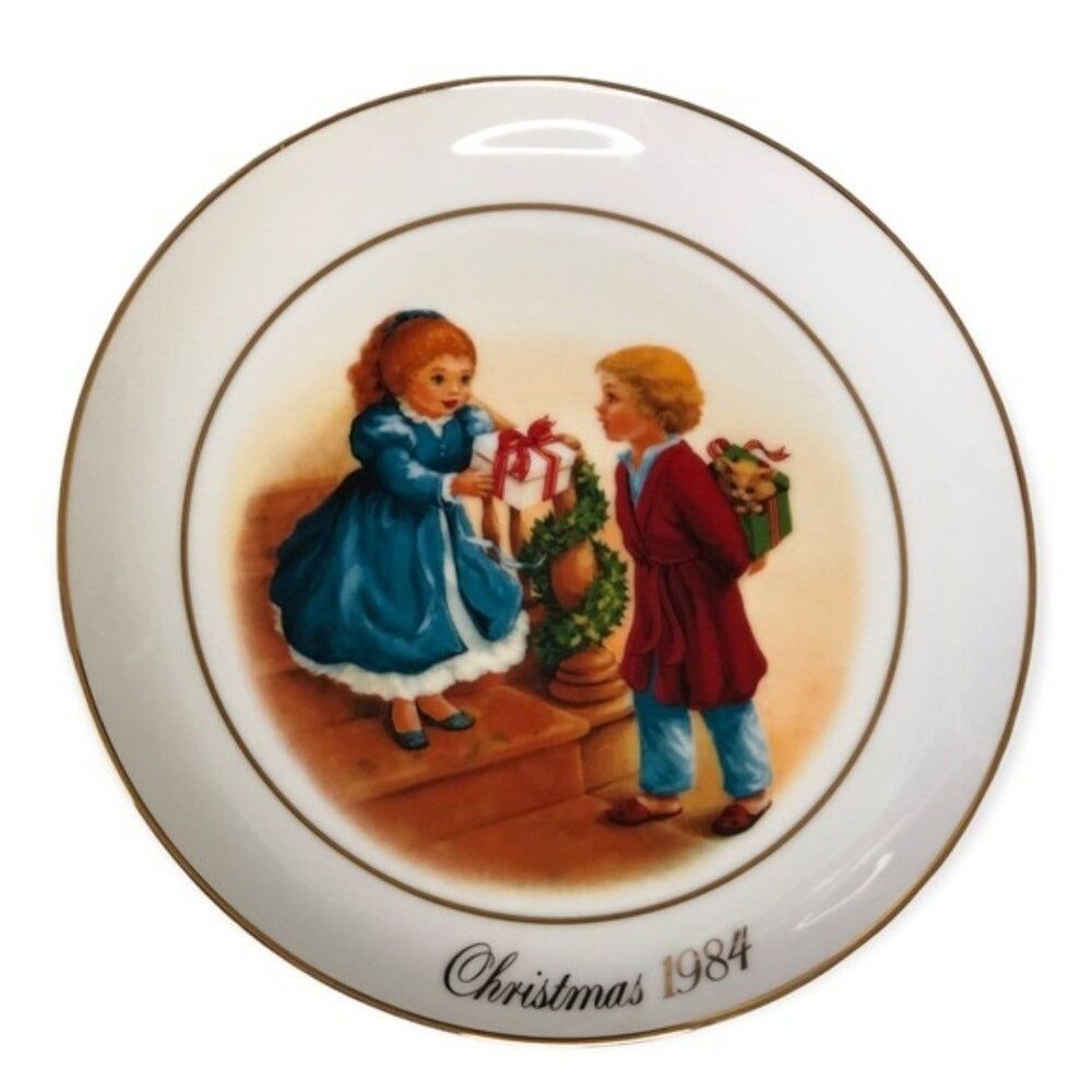 1984 Avon Christmas Memories Series Plate "Celebrating the Joy of Giving"